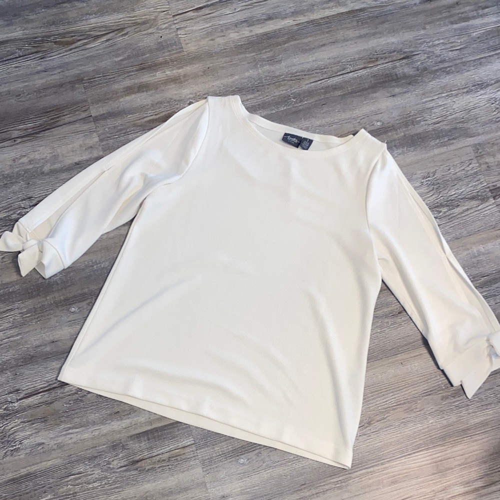 NWOT Travelers Collection by CHICO’S Ivory Open Sleeve Stretchy Top 1 ( M/8 )